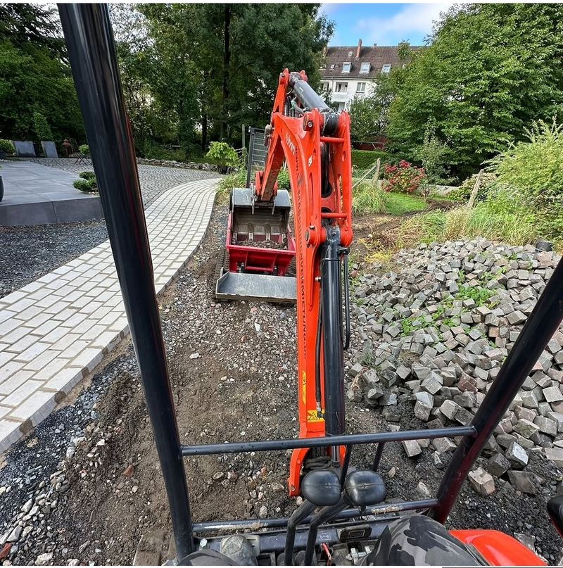 Pflasterarbeiten mit Bagger